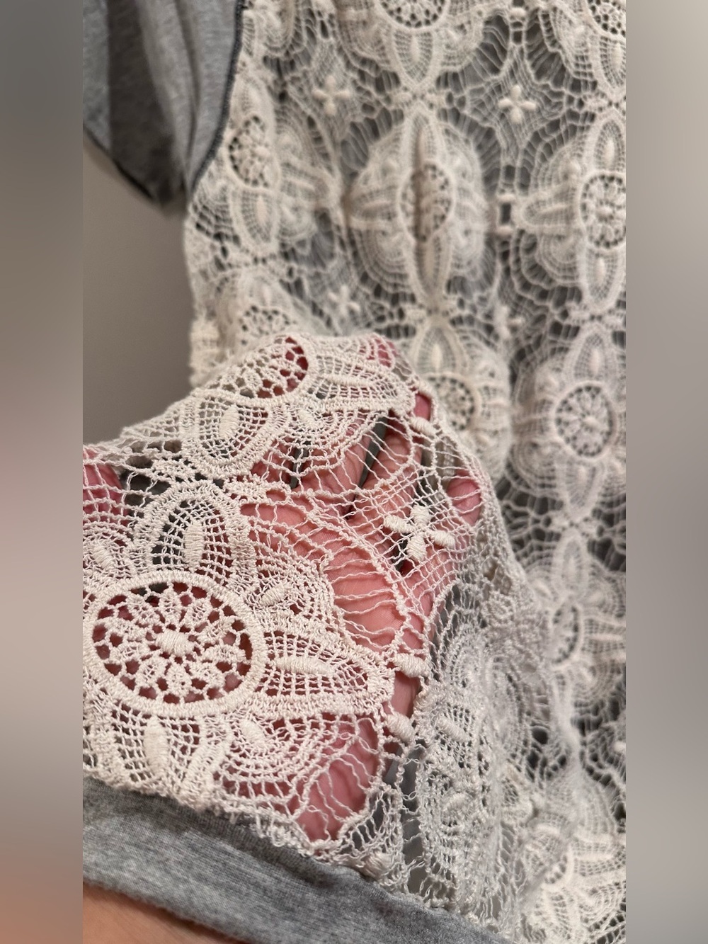Jolt Boho Mixed Media Lace Front Raglan Top Gray & White Floral Crochet Medium - Picture 6 of 15
